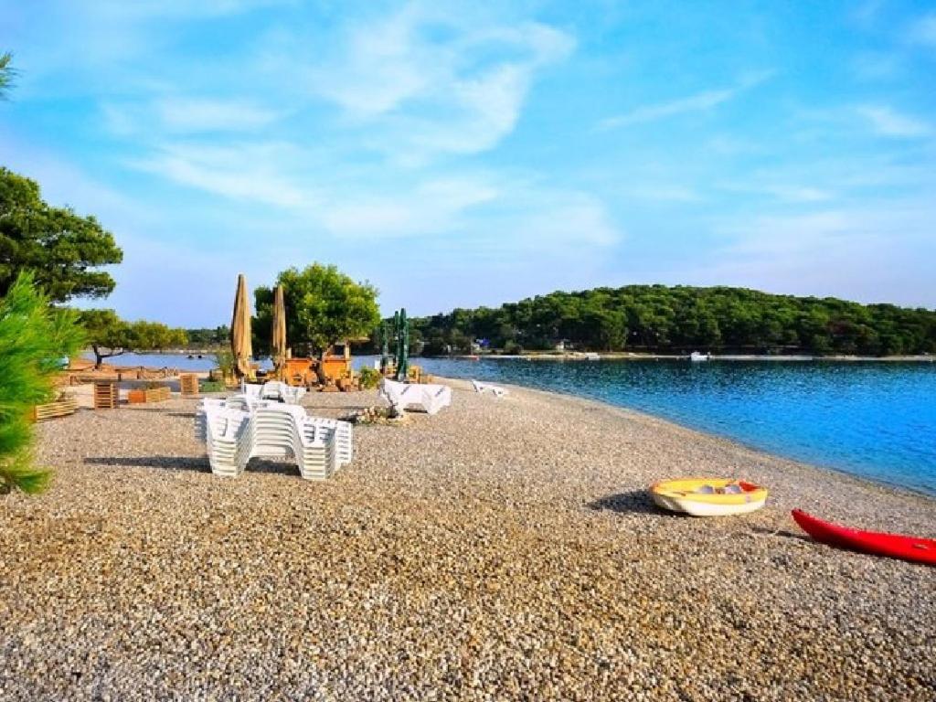 Beach House Ive With Jacuzzi, Pool, Playground And Bbq In An Olive Grove With A Beach, Pomer - Istria 外观 照片